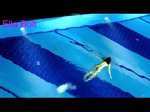 ❤️ Non podo deixar de mirar, unha moza loira que é sorprendida nadando espida na piscina do resort ELLA BOLT ❤️❌ Porno vk na pornografía gl.hentaizm.ru ☑